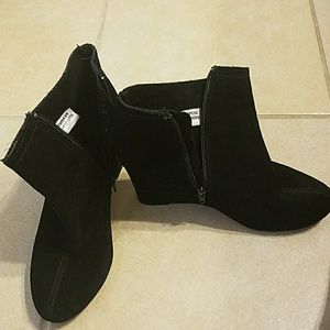 Size 8.5 black suede Chinese Laundry ankle booties